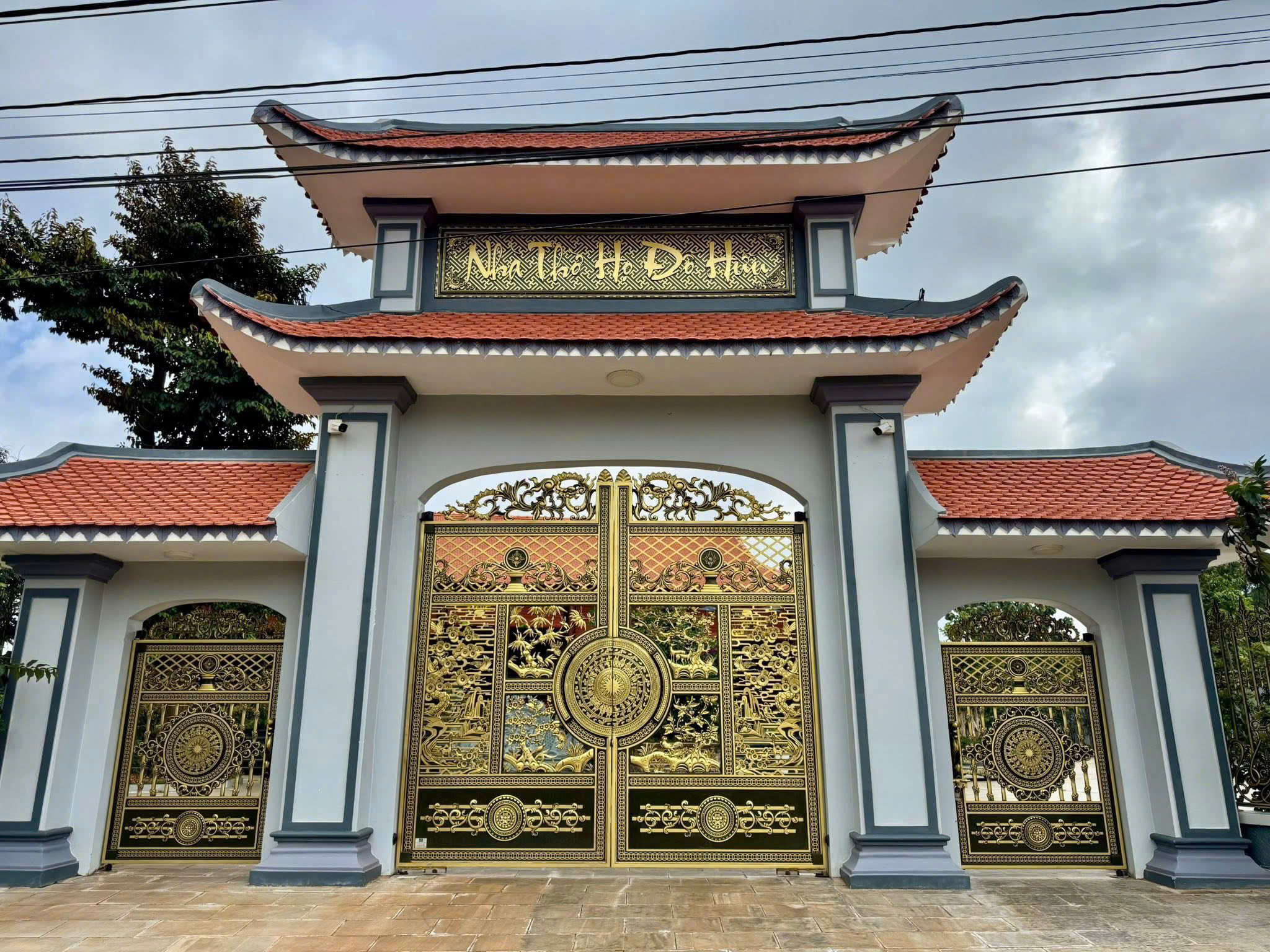 CỔNG NHÔM ĐÚC CHO TỪ ĐƯỜNG – BIỂU TƯỢNG GIA TỘC TRƯỜNG TỒN